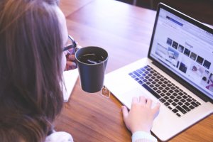 Consigo ganhar dinheiro na internet respondendo pesquisas?