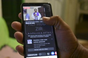 Aprenda como assistir missa online pelo celular nesses 5 aplicativos