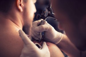 Como aprender a tatuar? Confira esse passo a passo e descubra