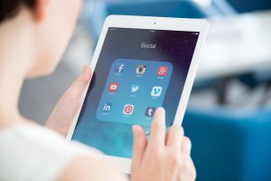 Qual é a importância do diploma universitário no marketing digital? Descubra