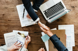 Como o marketing e as vendas podem quebrar as barreiras tecnológicas entre seus departamentos
